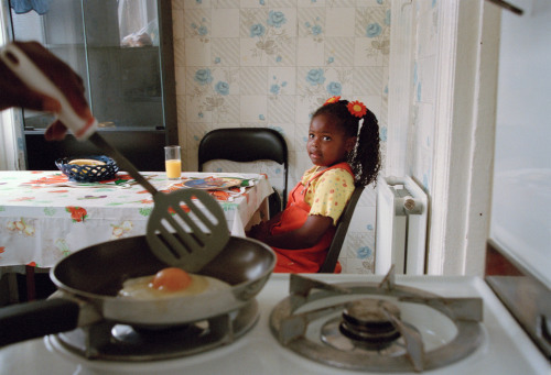 indoafrican - Chris Steele-PerkinsMother cooks breakfast for her...