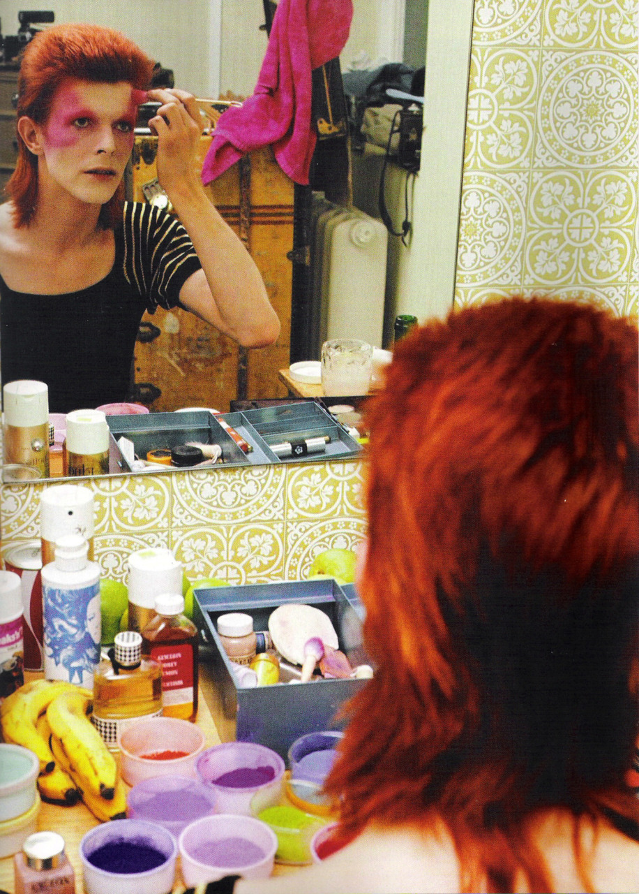 pinkfled:  David Bowie doing his make-up for Ziggy Stardust, 1973 