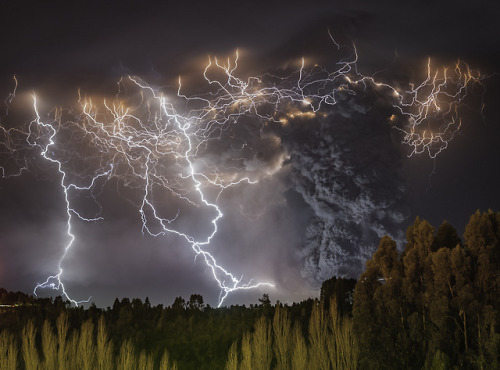 itscolossal:Towering Plumes of Volcanic Smoke Mix With Streaks of Lightning in Photographs by Franci