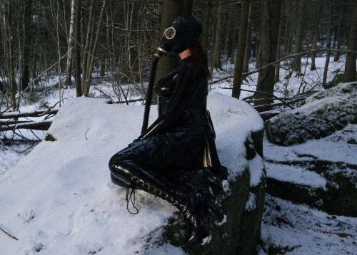 latexfairy:  This was torture (the cold), but it was worth it.. I think ._. (pics taken on december 19th 2014) DO NOT USE MY PICS WITHOUT MY PERMISSION 