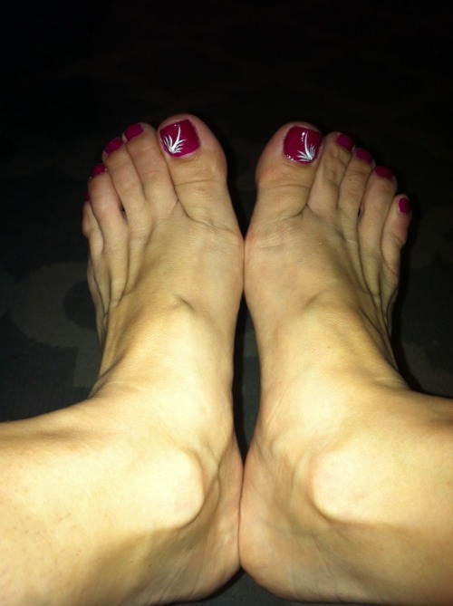 wvfootfetish: sassynsaucey:For all of our foot loving followers! Sassy got a fresh pedicure tonight!