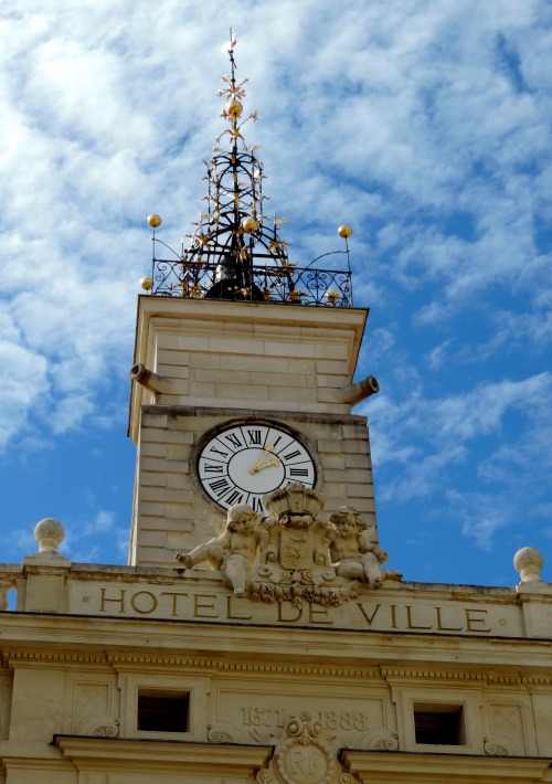 Tour avec l'horloge et des cloches, hôtel de ville, Orange, Vaucluse 2016.