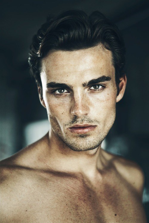 buzzfeed:  hi-hello-attractive-person:  Freckles, y’all.  This is important. 