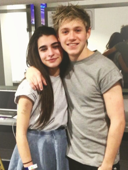 blamestyles:  Niall with a fan today + 