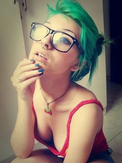 hourly-girls-with-glasses:  Want to write