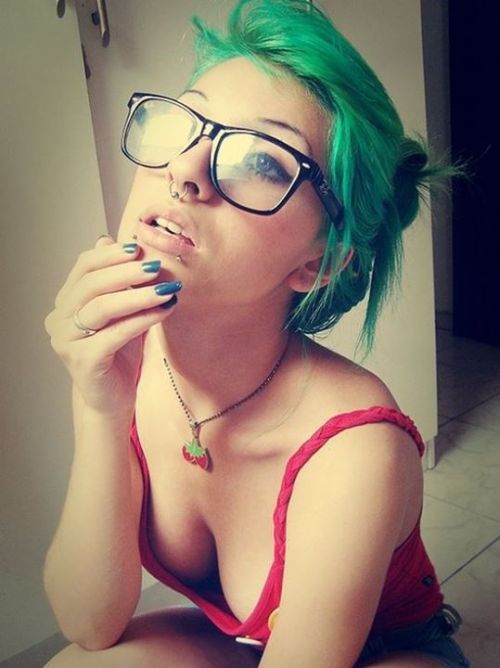 Porn photo hourly-girls-with-glasses:  Want to write