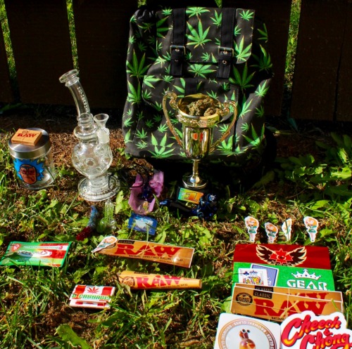 stonercuutie:  👑Stonercuutie & Paradisiak’s Sweet Ass Giveaway👑There’s 3 places, and we may add a 4th to give people more of a chance to win awesome stuff! First place winner gets a Trophy and is able to pick the bundle they want first,