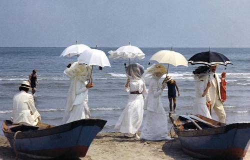 Morte a Venezia ,  é um filme ítalo-francês de 1971, dirigido por Luchino Visconti e com roteiro bas