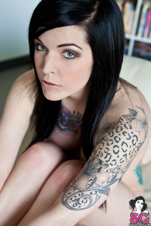 tattooedwomenarebeautiful:  Modèle: Acacia  Beautiful!!!