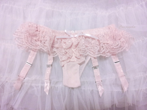 littlepinkkittenlingerie:  salt-roses:  Pink, pale and pretty. Message me if you are really similar 