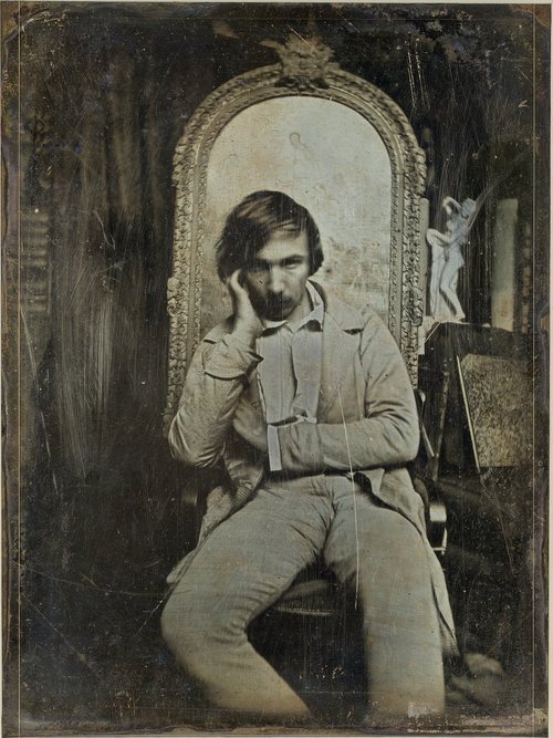 Charles Baudelaire,
En una foto alrededor de 1850, Como ya sabéis es el autor de “Las flores del mal”. Hay autores que es mejor conocerlos solo a través de sus obras.