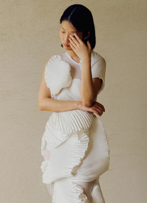 bienenkiste:  Caroline Hu’s S/S 2021 seashell dress