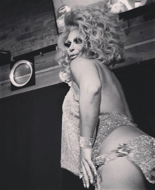 “Can’t wait to be BACK AT @roscoestavern with my babies on the 28/29!!!! CHICAGO IM COMI