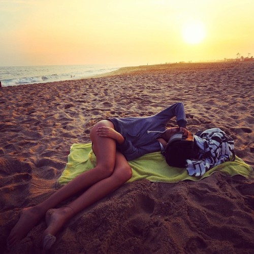 jayalvarrez:  Good girlfriend sits on the beach for 5 hours for me in the water 💙. 