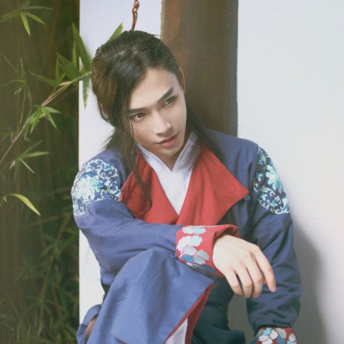 Traditional Chinese hanfu by 净燃汉服 and 彧卿轻奢