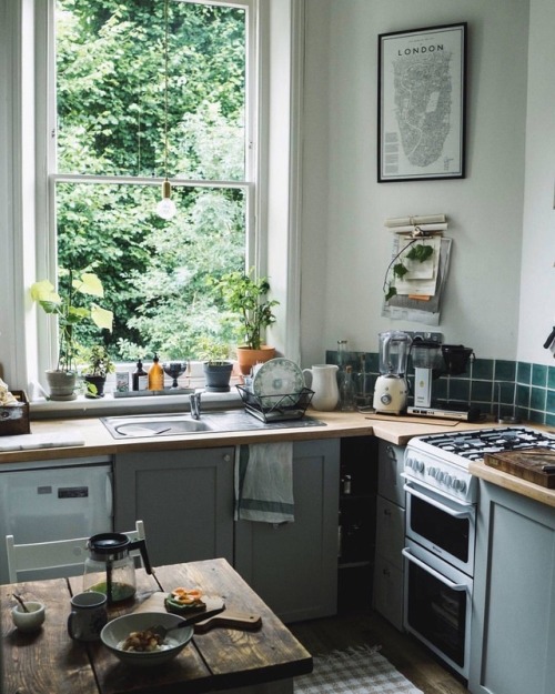 oldfarmhouse:FarmHouse Kitchen http://instagram.com/FarmHouse