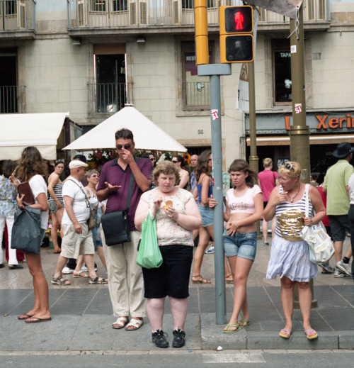 yanndere:  tibets:  el-dispute:  Woman Photographs Herself Receiving Strange Looks in Public “I now reverse the gaze and record their reactions to me while I perform mundane tasks in public spaces. I seek out spaces that are visually interesting and