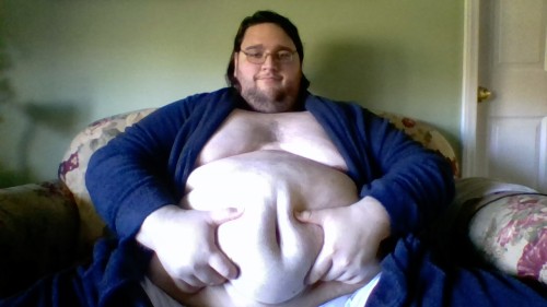 Some good morning belly squeezing.