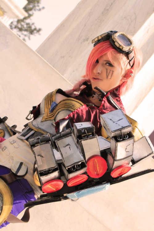 league-of-legends-sexy-girls:  Vi Cosplay