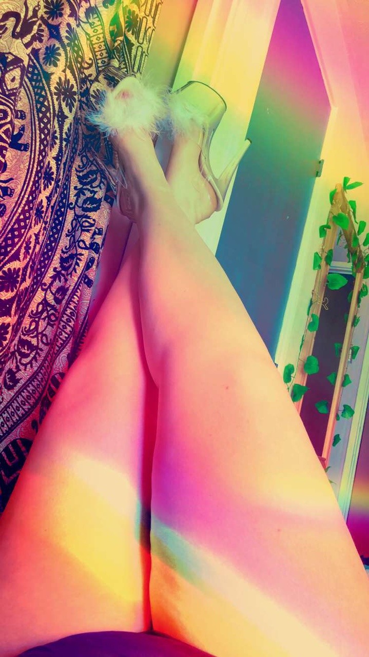that-fatt-girl:  🌈  Great legs 