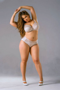 xlsize:  Plus Size Model Viktoria Manas Posing