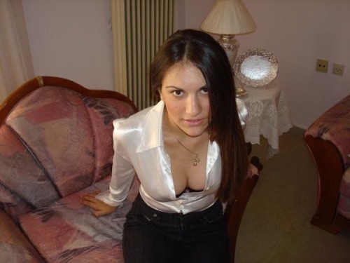 downtheblouse:  A whole set of this cute brunette: http://hotfile.com/dl/209772871/8116a41/grok.zip.html