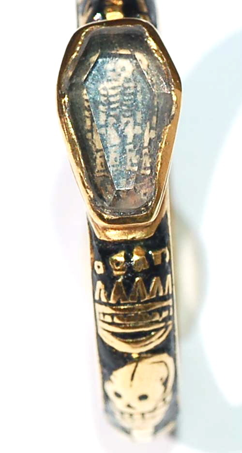 wanderthewood:  18th c. Skeletal coffin ring A rare example of an 18th century memento