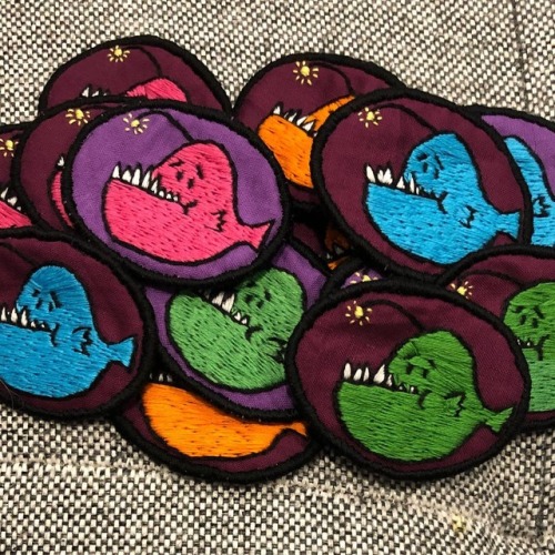 These Hanklerfish patches hand embroidered by Heather are so cool! Visit projectforawesome.com/donat