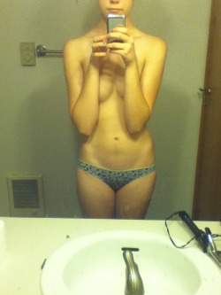 sexywithorwithout:  Damn that v-cut is amazing! So sexy. orgasmistics:  Mmm.  My hip bones.