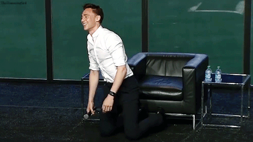 thehumming6ird:“Kneel!”Bonus: Because Zachary’s face…