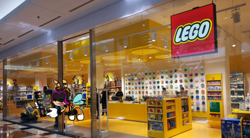 There’s this trend of Sonic characters going shopping so here’s Charmy going to the Lego store to bu