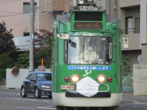 nippon-com:This is how serious Japan is about wearing face masks. A Sapporo street car has now donned a giant masuku as a way of encouraging riders to do the same. 