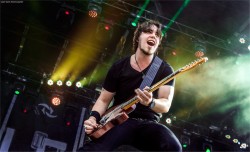 and-the-distance:  Joe Hottinger - Halestorm