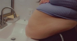 gordissima:Belly&rsquo;s getting heeeaaavy 😳