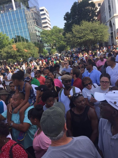 krxs10:  THOUSANDS GATHER TO WATCH CONFEDERATE FLAG BEING TAKEN DOWN IN SOUTH CAROLINAS CAPITOL GROUNDS TODAY 07-10-15Celebrate the little victories!!!#TakeDownTheFlag #BlackLivesMatter