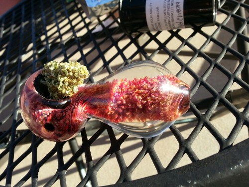 jonko-kop: Follow me for more The bud is great, frosted flake look to it. But the glass is awesome l