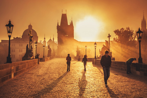 Karlův most at sunrise / photo by Roberto Pavić