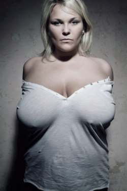 ribprotectors:  thajazzyone:  looking-for-curves:  24.01.10 by Bernd Freundorfer   BUSTY BABY+LOOSE SHIRT=NEVER FAIL    Wow      