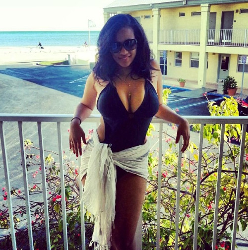 allabouttheass:  Drake would reportedly be on Cyn’s case… Mo'fucker…
