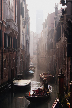 nm-gayguy:  italian-luxury:  Venice Alley 