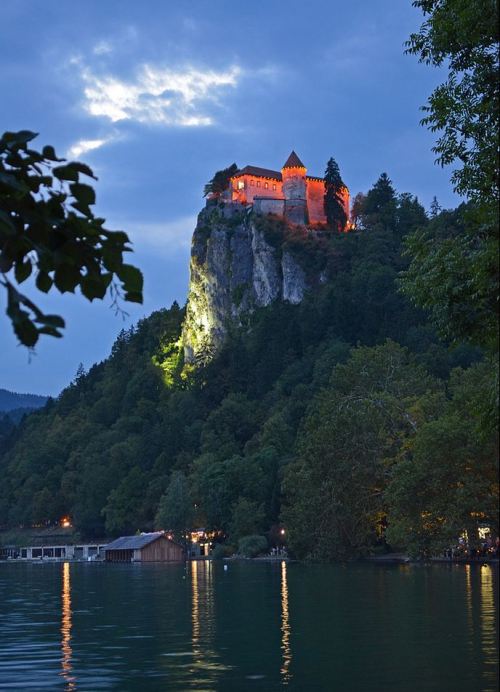 Castle at dawn, Lake Bled / Slovenia (by Minimum01).