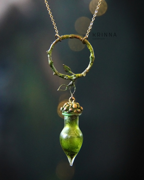 Elegant soldered potion necklace 