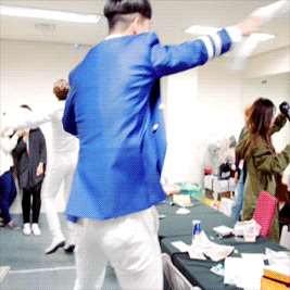 orange-sandeul:  Party Hard backstage with B1A4′s maknaes