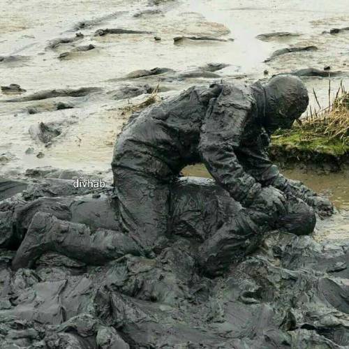 uglygunge: riggerbootman:   divhab:  Mud and rubber drysuits  Mmmnmmm I’d love to have this kind of fun with another guy !! 