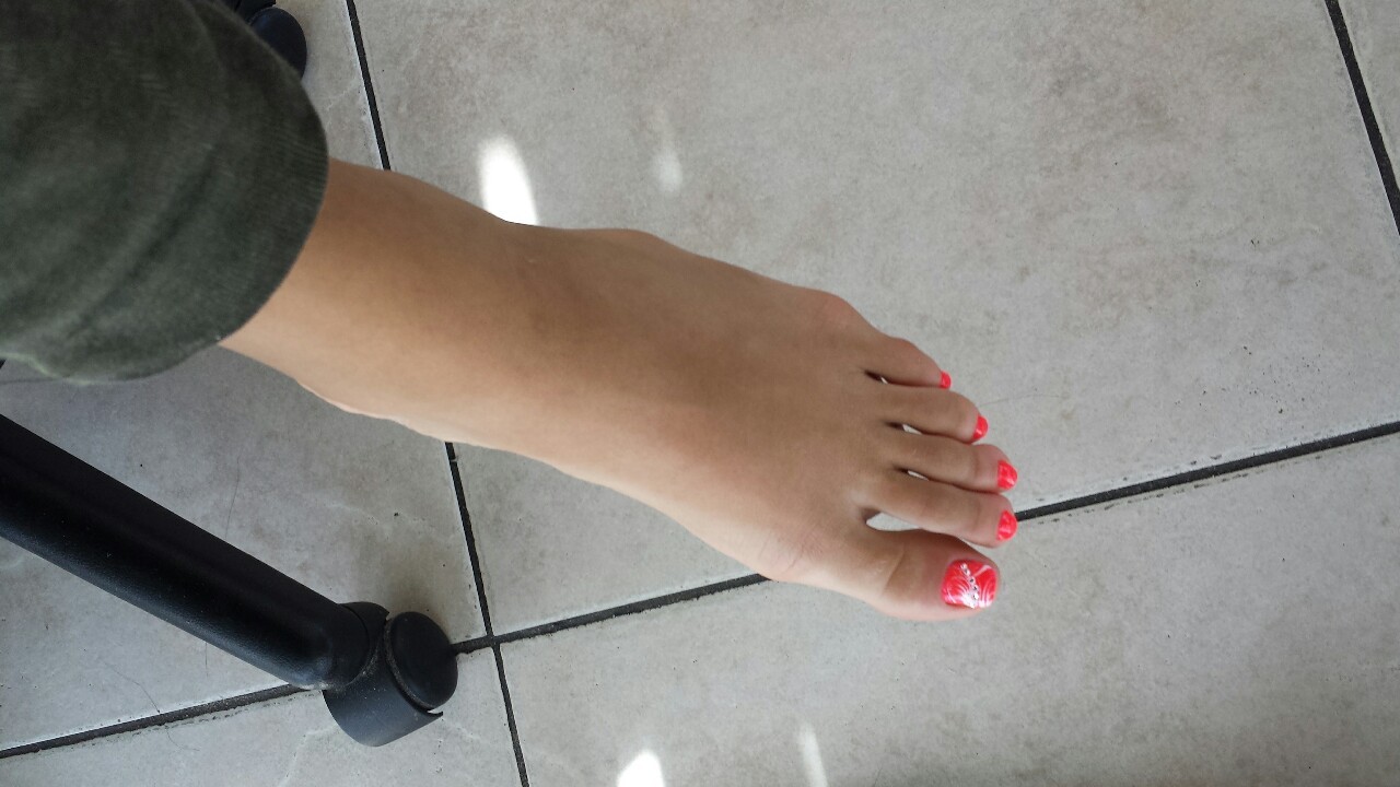 sluttyfeetmayayo:  My girls slutty feet 😍