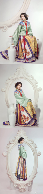 dressesofchina: A  hanfu cosplay of the famous Qing-dynasty porcelain vase 各种釉彩大瓶, currently on