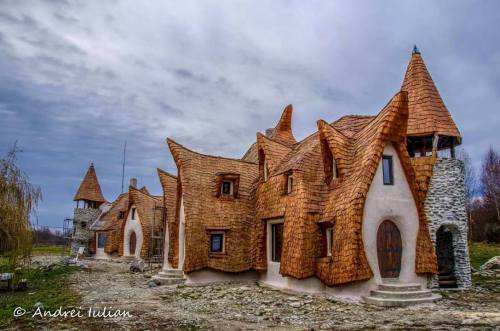 voiceofnature:Castelul de Lut Valea Zanelor, eco castle in Romania. Here’s a video too.