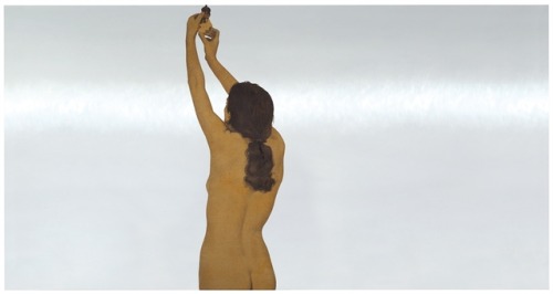 Donna nuda che avvita una lampadina (Nude woman affixing a light bulb)  -  Michelangelo Pistoletto ,