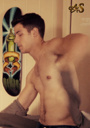 itsandrewbarrybitch:  WHAT THE ACTUAL FUCK NICK JONAS :O 
