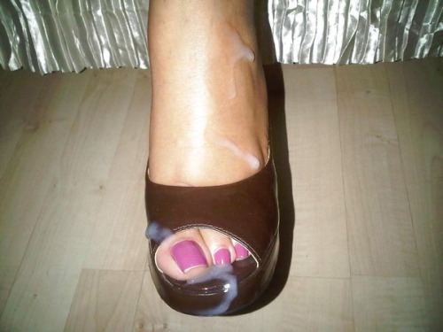 throphiesandtoes: now you will be reminded of what you will get when you come back from your girl&rs